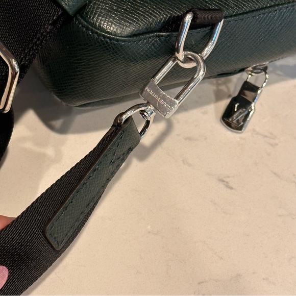 Louis Vuitton Avenue SlingBag Tiaga Leather Green - Picture 12 of 16